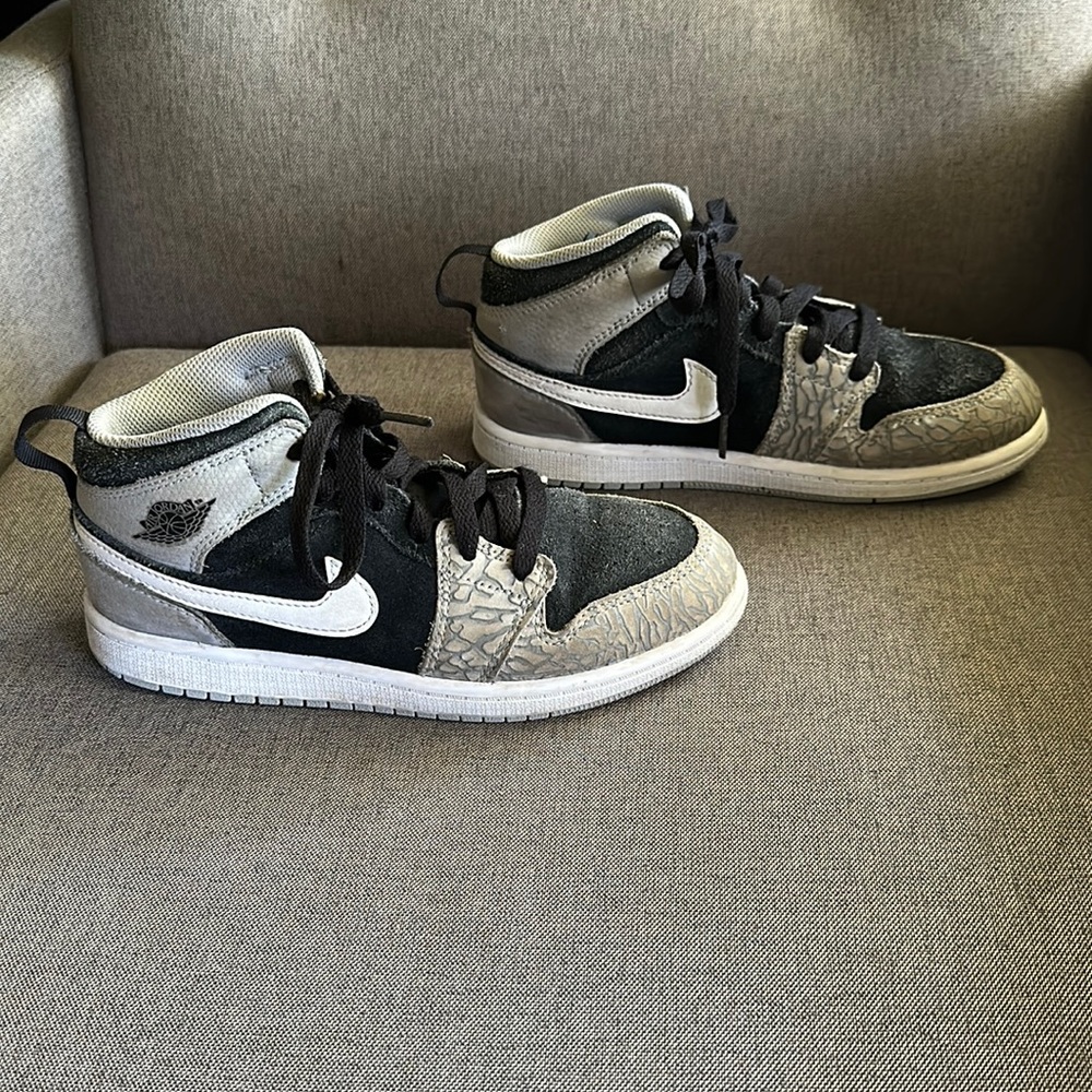 Kids Air Jordan sneakers high tops size 3